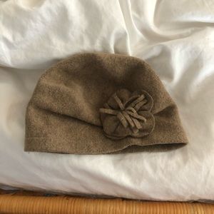 Wool Winter Hat w/ flower detail 💋🌸